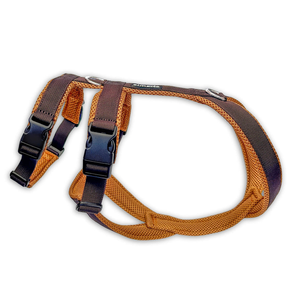 Gepolstertes Sicherheitsgeschirr für Windhunde in Braun-Karamell, seitliche Ansicht mit Klickverschlüssen und weicher Polsterung.