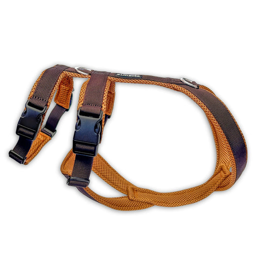 Gepolstertes Sicherheitsgeschirr für Windhunde in Braun-Karamell, seitliche Ansicht mit Klickverschlüssen und weicher Polsterung.